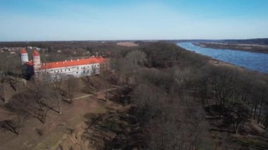 Jurbarkas bölgesindeki Panemun Kalesi üzerinde uçuş. Litvanya 