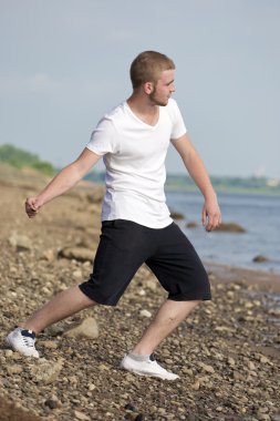 adam suya bir taş atar