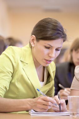 esmer güzel yazıyor ve gülüş