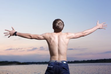 genç adam bir arka ayakları ve bir düşüş görünüyor