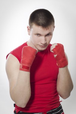 genç adam dövüş poz kırmızı yelek