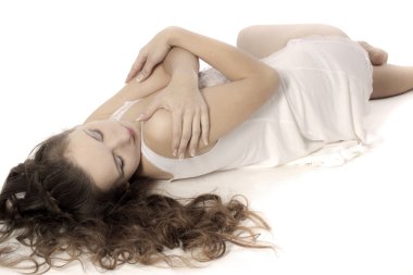 genç güzel kadın beyaz bir arka plan üzerinde körü körüne yatıyor