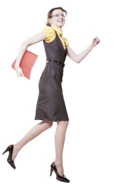 genç güzel kadın elinde kırmızı bir klasörle çalışır.