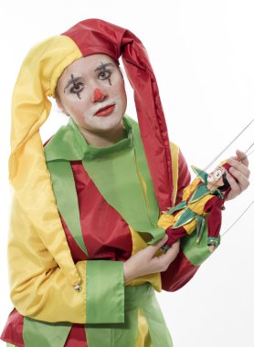 oyuncak palyaço, palyaço kıyafetli kız tutar
