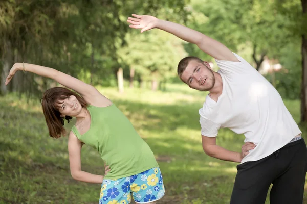 Le jeune homme et la fille sont engagés dans la gymnastique — Photo