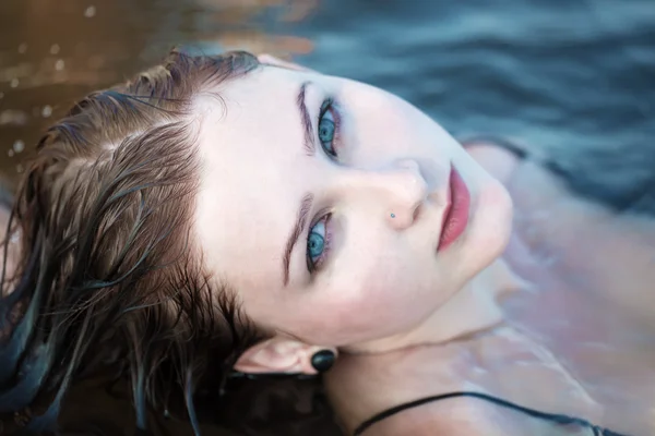 Retrato da menina na água — Fotografia de Stock