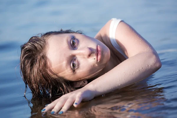 물에서 여자의 초상화 — 스톡 사진