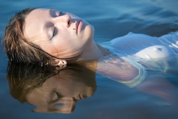 Portret van het meisje in water — Stockfoto