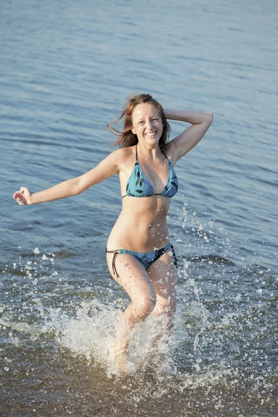 La chica corre sobre el agua — Foto de Stock