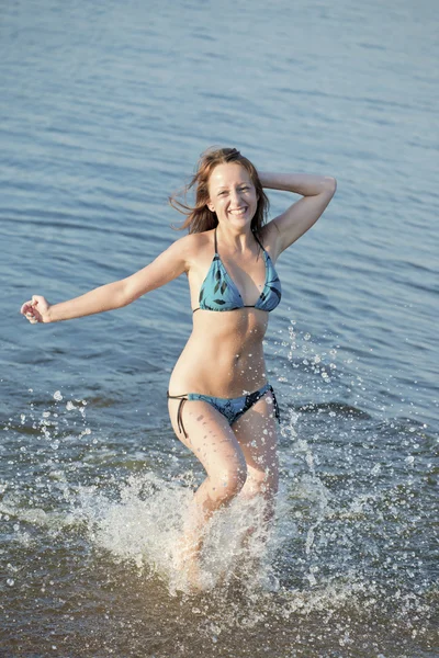 The girl runs on water — Stock Photo, Image