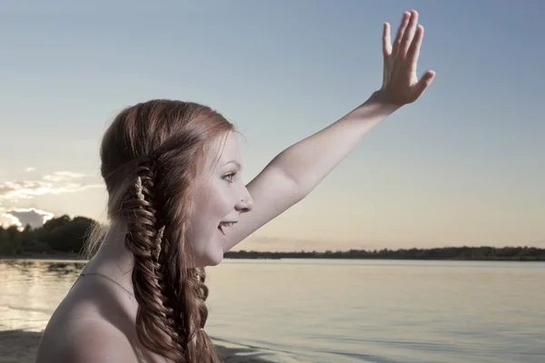 Het meisje met de opgeheven hand — Stockfoto