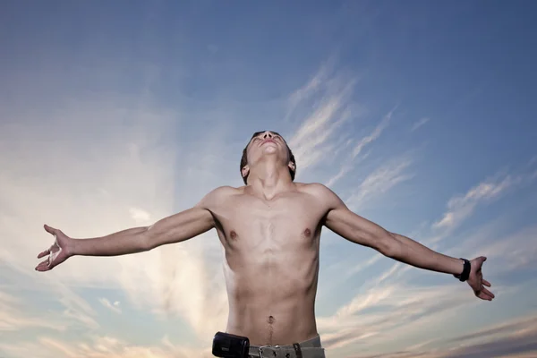Killen med händerna ser på himlen — Stockfoto
