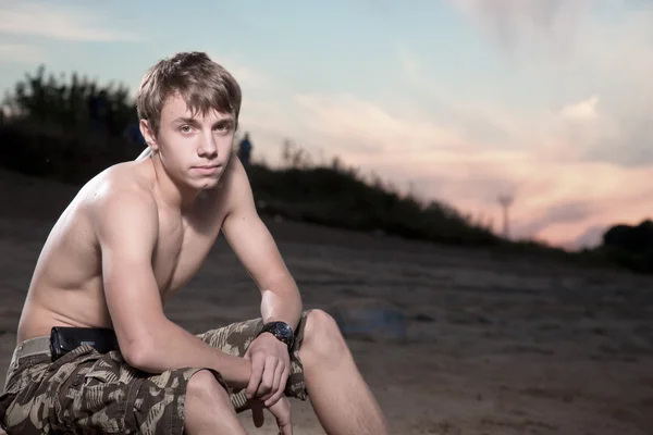 Il ragazzo sulla spiaggia — Foto Stock