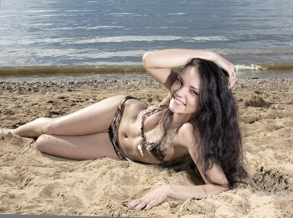 Bella donna sulla spiaggia — Foto Stock