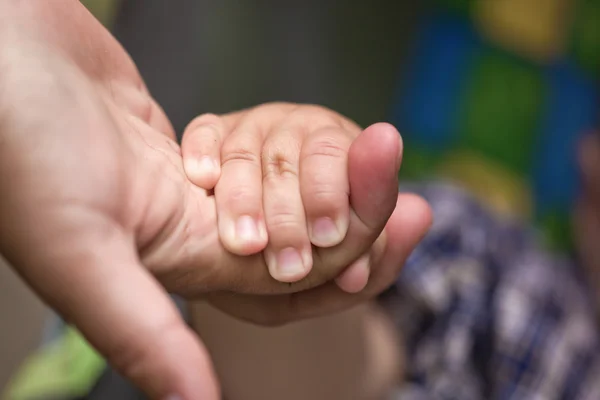 Mãe e criança segurando as mãos — Fotografia de Stock