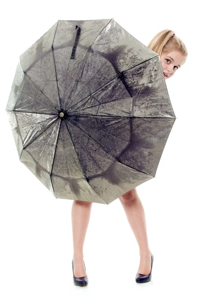 Молодая блондинка ищет зонтик. — стоковое фото