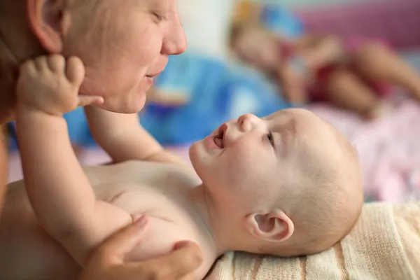 The young woman plays with the kid — Stock Photo, Image