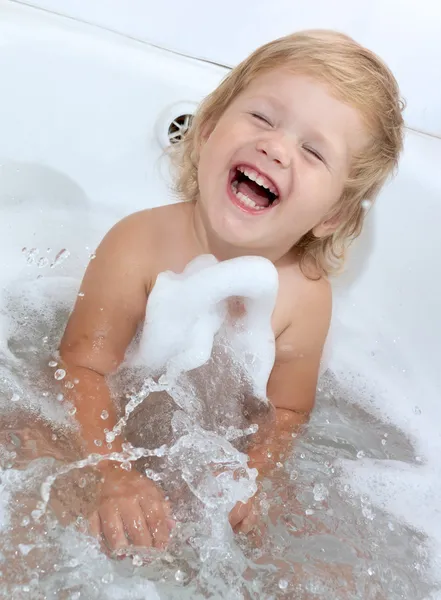 Das Kind sitzt beim Baden und traut sich — Stockfoto