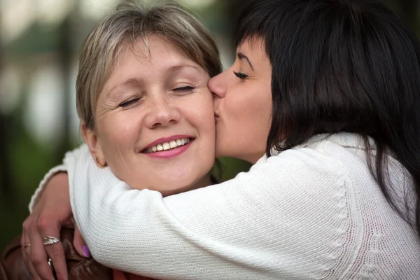 The girl embraces and kisses the woman — Stock Photo, Image