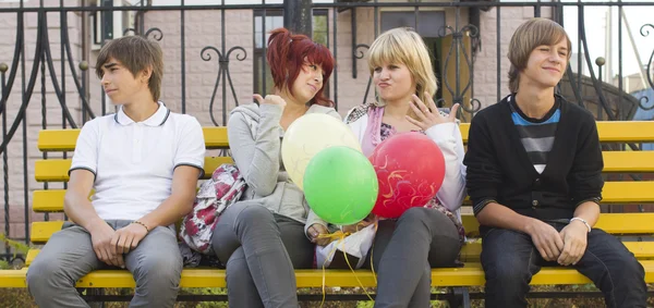 Vänner med ballonger — Stockfoto