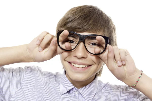 Веселий хлопчик в окулярах без лінз — стокове фото