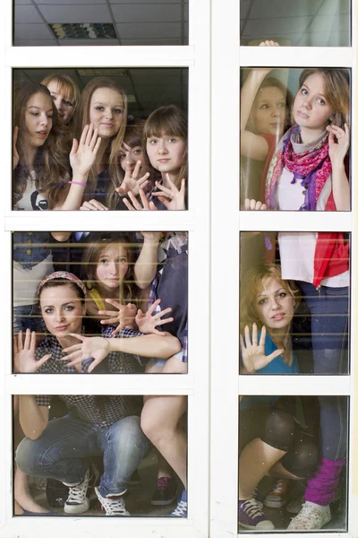Велика група дівчат стоїть за дверима — стокове фото