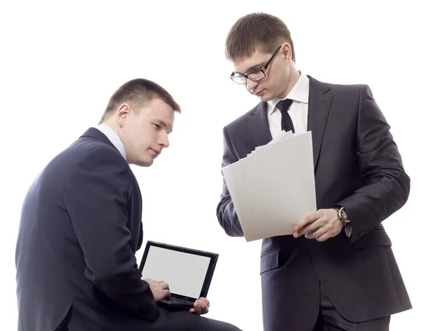 Dos hombres con documentos hablan con la computadora. — Foto de Stock