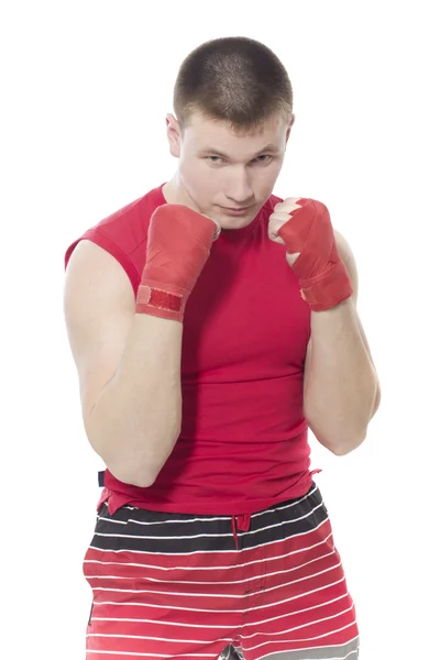 O jovem com um colete vermelho em uma pose de luta — Fotografia de Stock