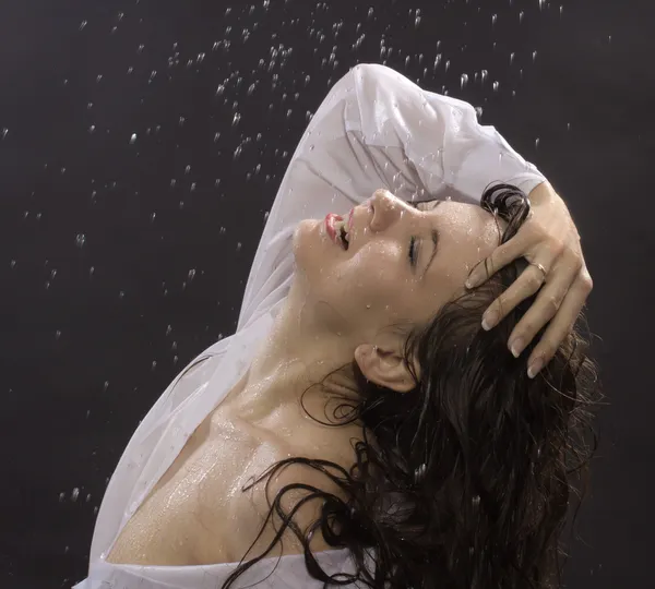 Perempuan di tengah hujan — Stok Foto