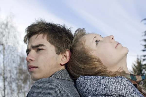 Retrato del joven y la chica mirando hacia todos lados —  Fotos de Stock