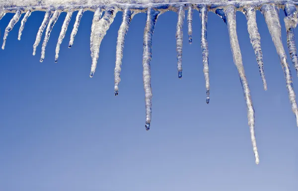 Icicles contre le ciel bleu foncé — Photo