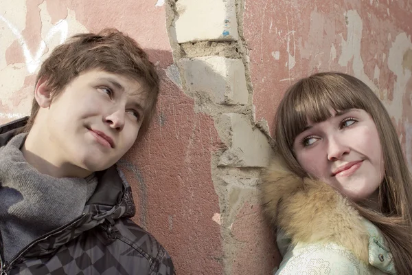 Le jeune homme et la fille à un vieux mur — Photo