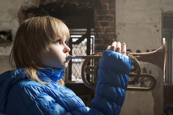 De jonge blonde met de cornet — Stockfoto