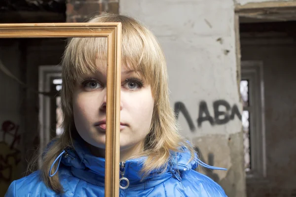 Porträt der jungen Blondine mit Rahmen für ein Foto — Stockfoto