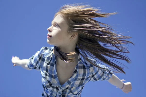 바람에 비행 하는 머리를 가진 여자의 초상화 — 스톡 사진
