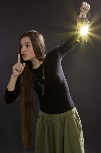 La ragazza con una lanterna mostra silenziosamente — Foto Stock