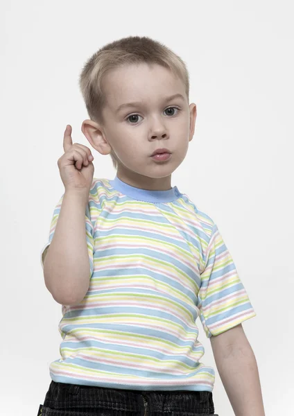 Çocuk elini ilk perdesi kalktı ve parmakla tehdit ediyor — Stok fotoğraf