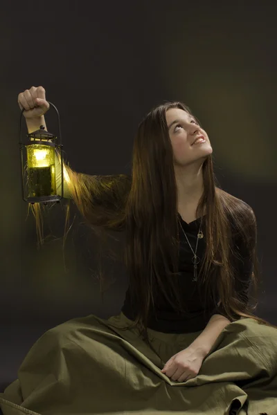 The girl with a lantern looks upwards — Stock Photo, Image