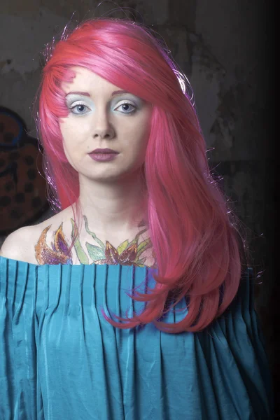 Портрет дівчини в рожевій перуці — стокове фото