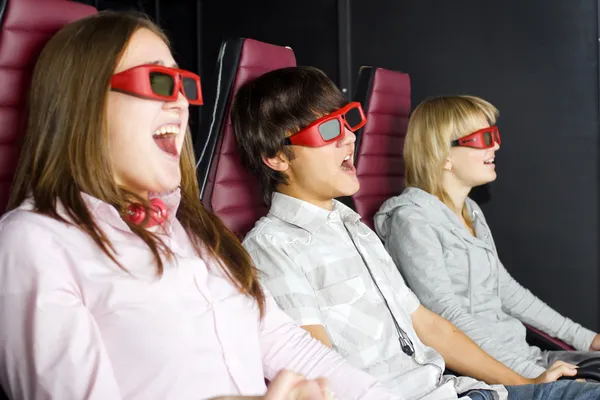 genç bir grup 3 boyutlu sinema oturur