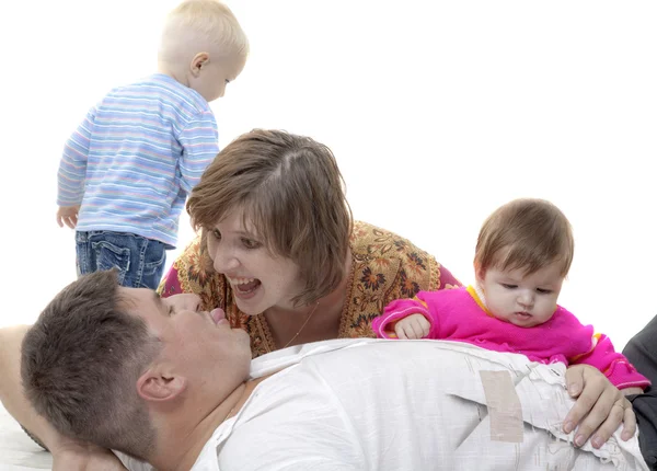 Vrolijke jonge gezin — Stockfoto