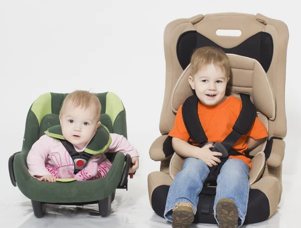 Bambino nel seggiolino auto — Foto Stock