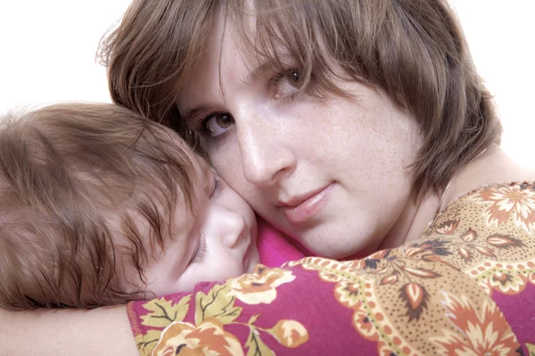 Portret van een gelukkige jonge moeder bedrijf een baby — Stockfoto