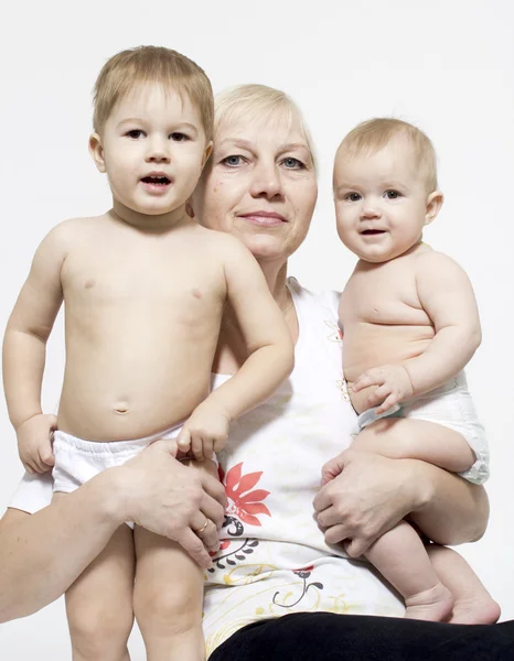 Grootmoeder op zoek na kleinkinderen — Stockfoto