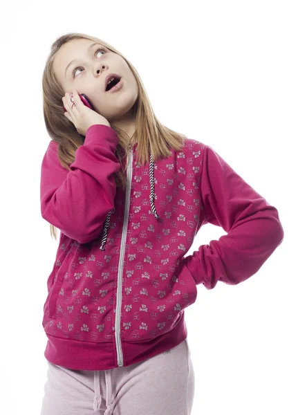 Девушка говорит по телефону на белом фоне — стоковое фото