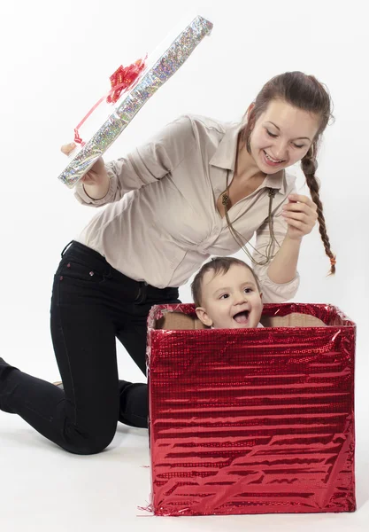 Mamma hittade barnet i en presentförpackning — Stockfoto