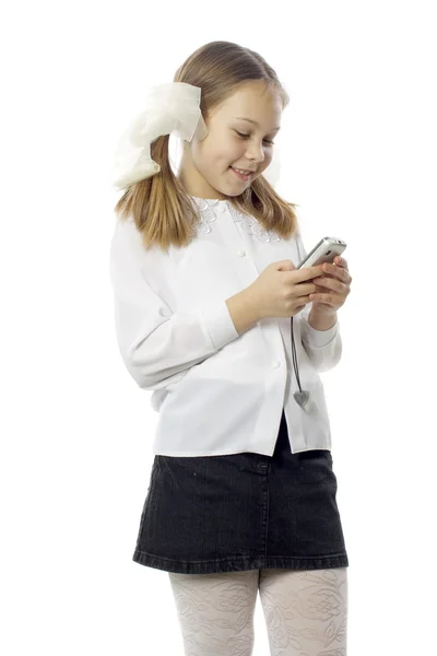 Het meisje houdt een mobiele telefoon en glimlacht — Stockfoto