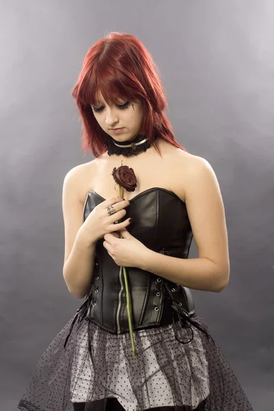 A menina ruiva custa com a rosa secada — Fotografia de Stock