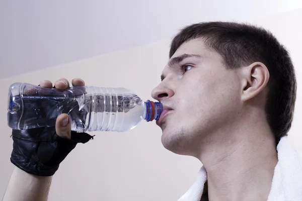 Sportsman drinks water — Stock Photo, Image