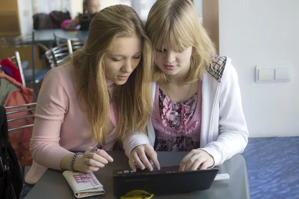 Flickor använder laptop — Stockfoto